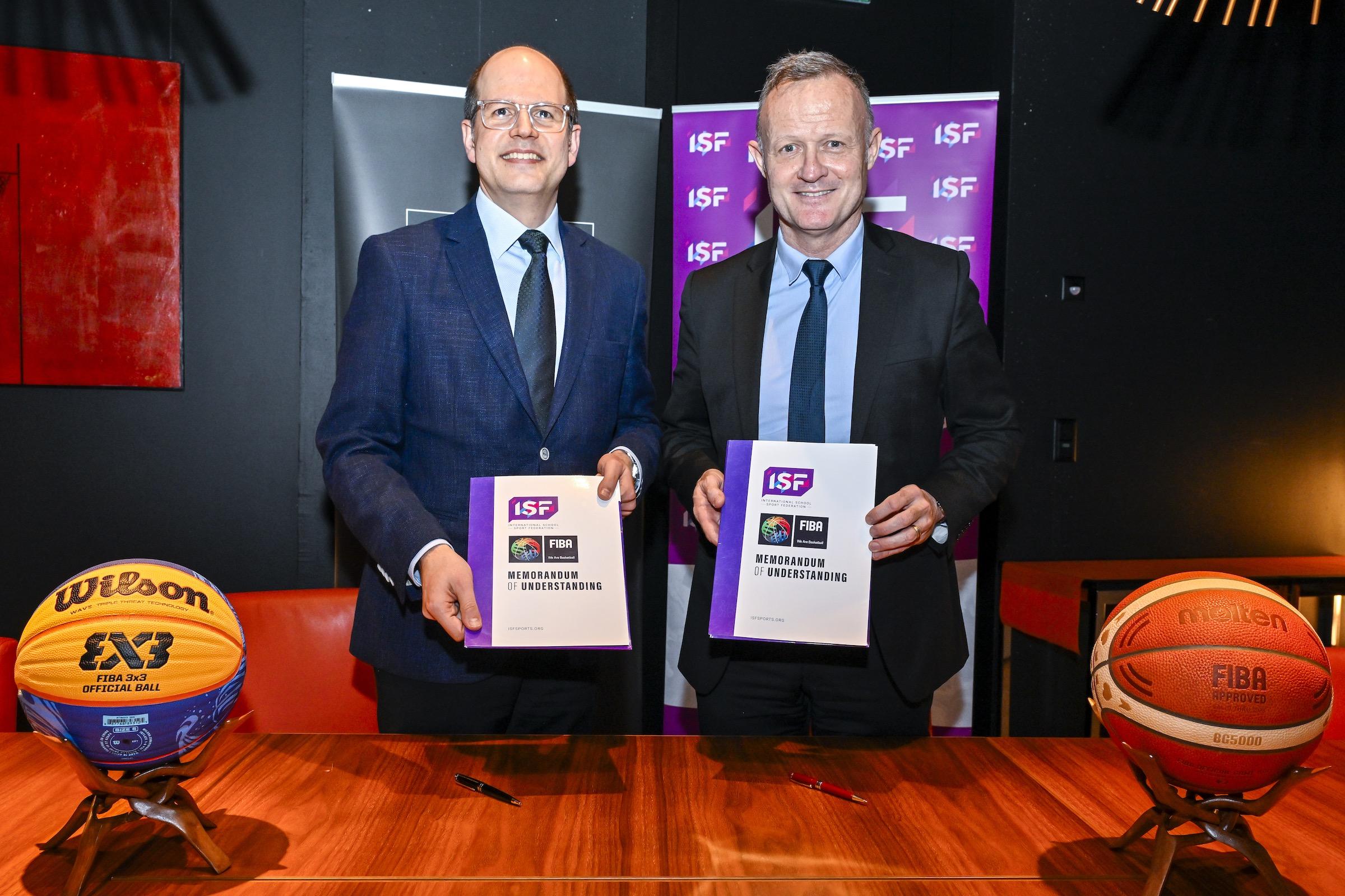 20240130_Moratal_N241323.jpeg ISF President Laurent Petrynka and FIBA Secretary General Andreas Zagklis show the newly signed coorperation MOU