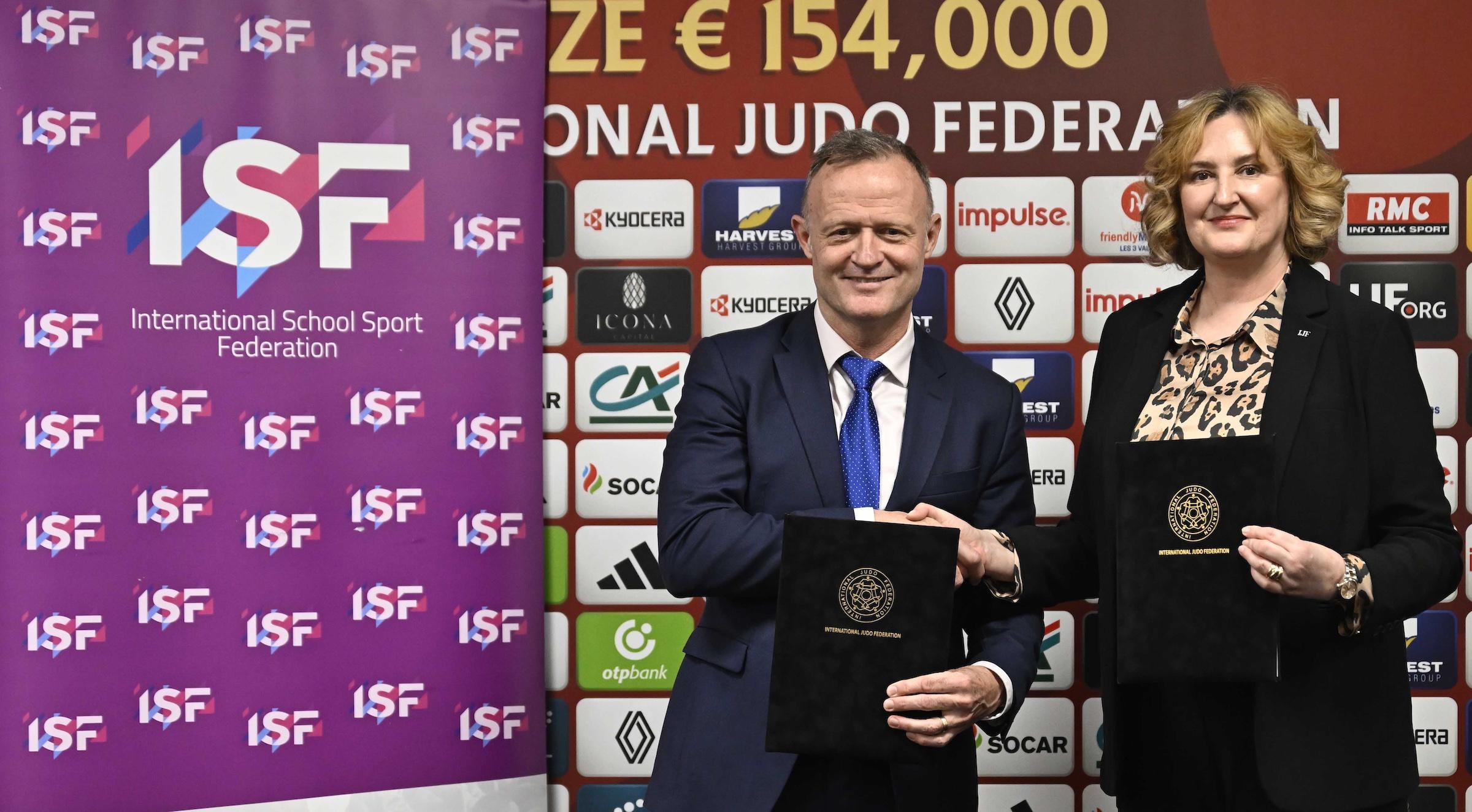 _LM23864.jpeg ISF President shakes hands with IJF Secretary General after signing MOU