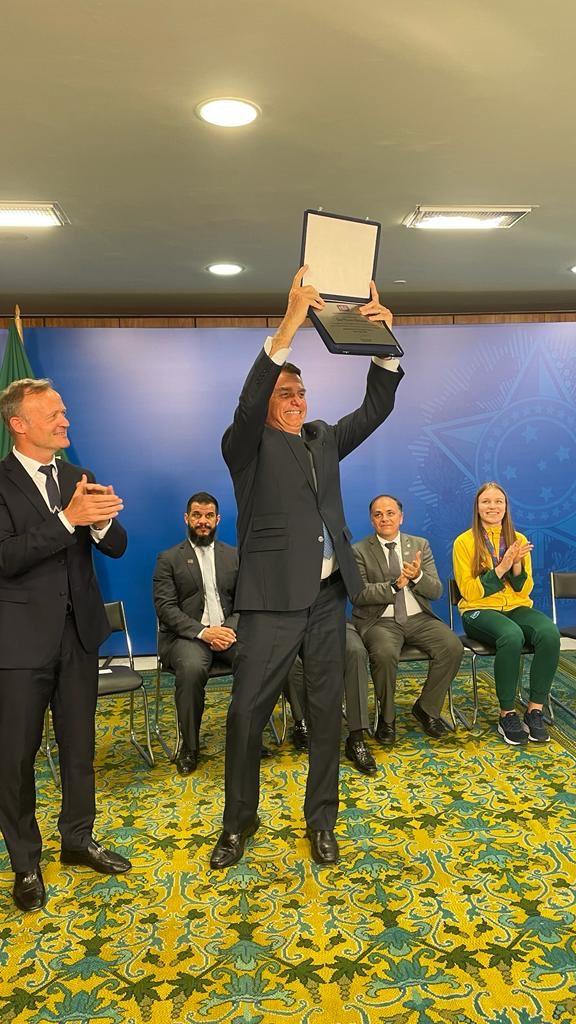 The ISF presents the award to Brazilian President Bolsonaro