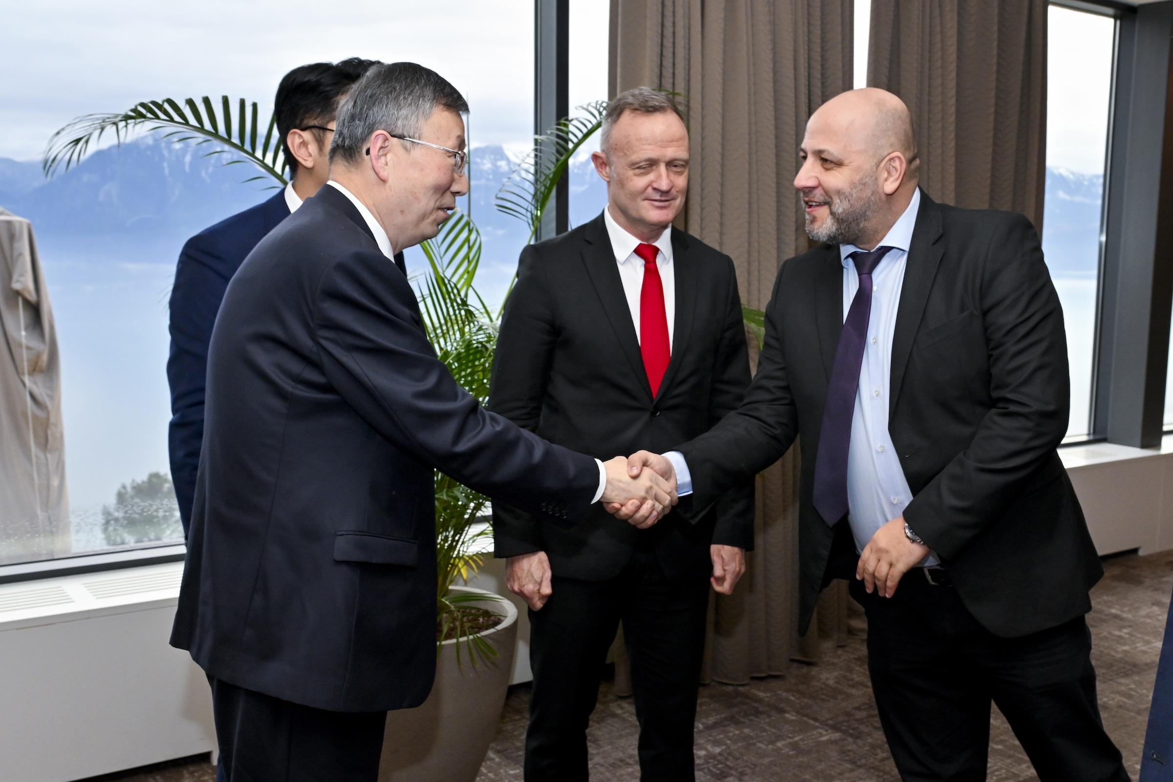 Jiayi Wang shakes hand with ISF Sport Director