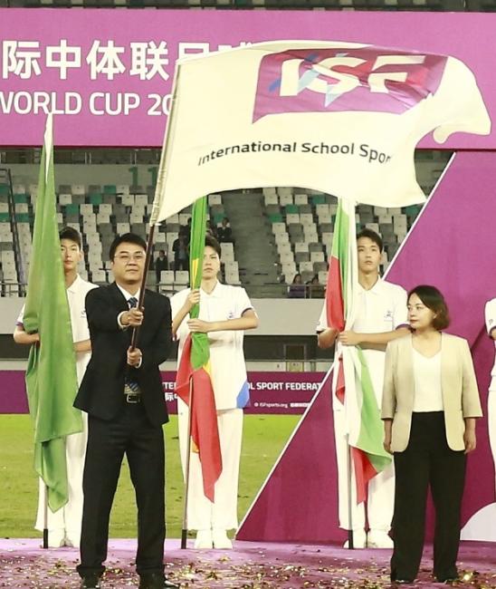 Hainan delegates wave the flag